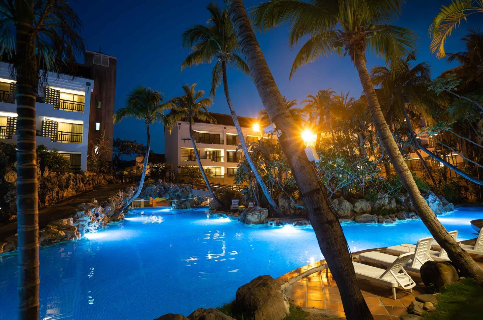 Yoho Beach Resort Kenting Hengchun Exterior photo The pool at the Hard Rock Hotel