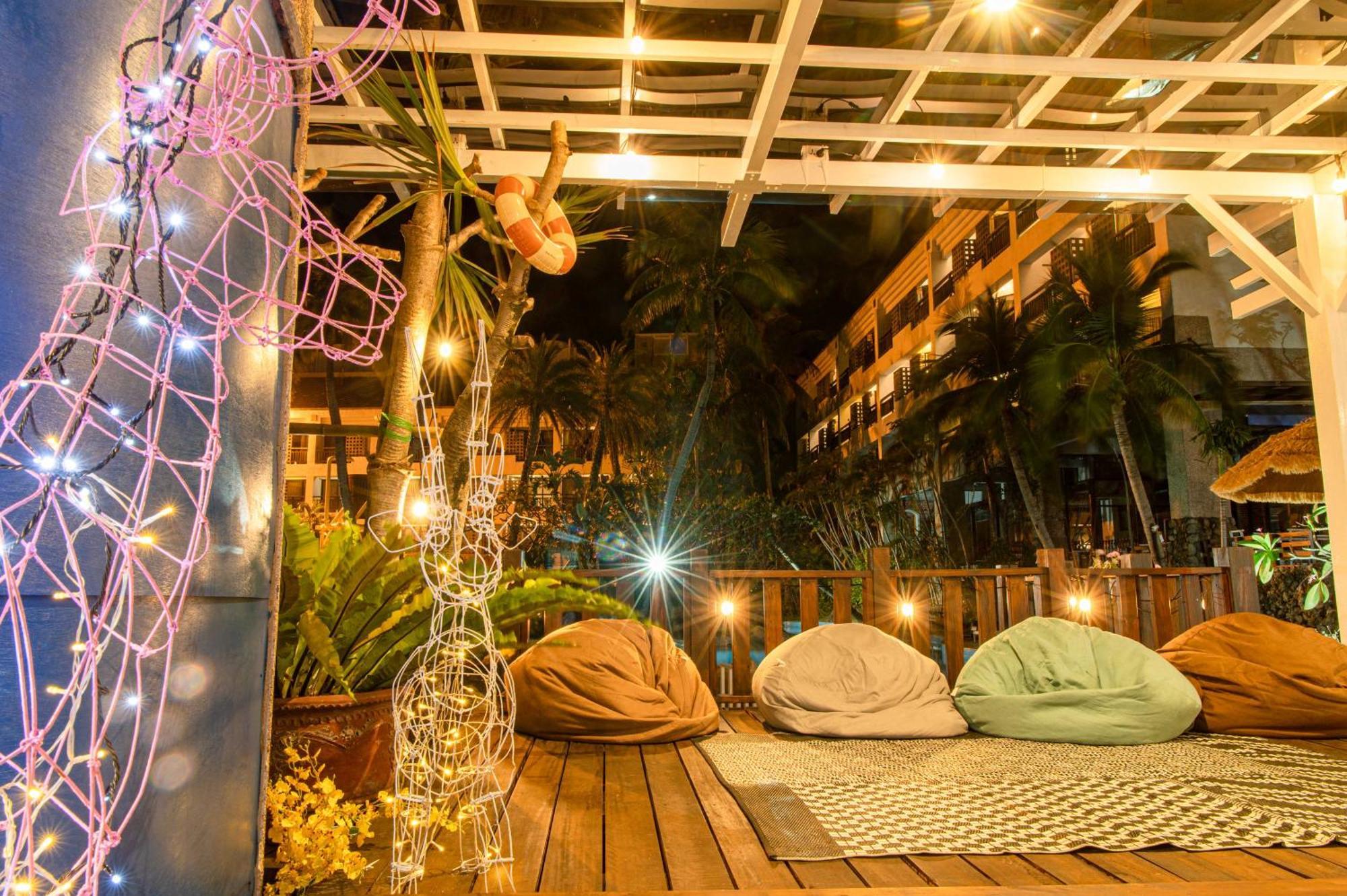 Yoho Beach Resort Kenting Hengchun Exterior photo The interior of a rooftop bar in Bangkok, Thailand
