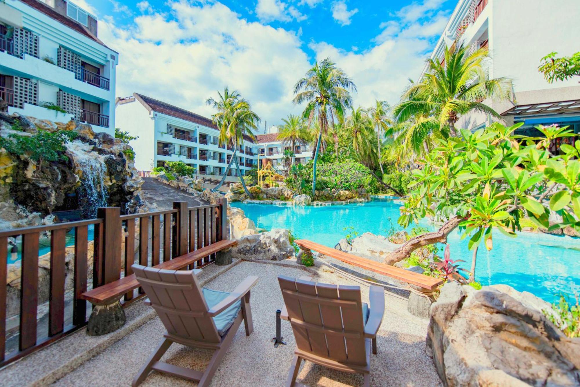 Yoho Beach Resort Kenting Hengchun Exterior photo The pool at the resort